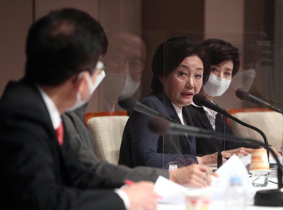 박영선 더불어민주당 서울시장 후보가 11일 오전 서울 중구 프레스센터에서 열린 관훈토론회에서 패널들의 질의에 답변하고 있다.