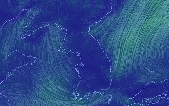 한반도 인근 바람 현황. 내륙을 중심으로는 기압배치가 만드는 바람이 거의 불지 않고 있다. 이 경우 낮에는 땅이 데워지면서 바다 쪽으로 바람이 조금 불어나가고, 밤에는 땅이 식으면서 다시 육지 쪽으로 바람이 불어들어오는 해륙풍만 남게 된다. 이 해륙풍이 며칠간 중부지방의 미세먼지를 실어나르면서 11일 오전 고농도 미세먼지를 만들었다. 자료 기상청