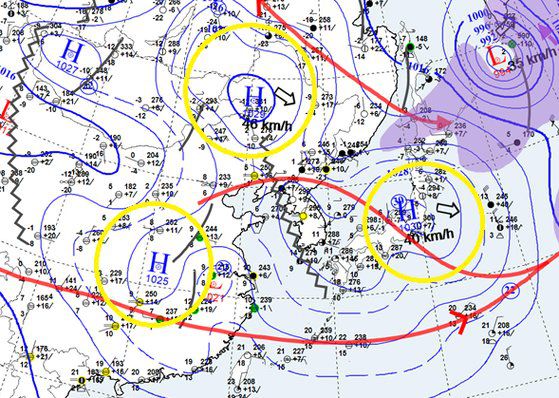 한반도 주변에 위치한 엇비슷한 이동성고기압 사이에 끼어, 우리나라 위쪽으로는 바람이 거의 불지 않는 상태가 이어지고 있다. 다음주 반짝 찬 공기가 북쪽에서 내려오기 전까지 대기정체가 지속될 것으로 보인다. 자료 기상청