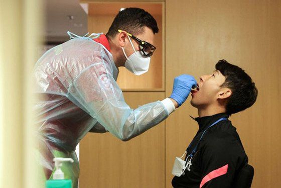 지난해 11월 대표팀의 유럽 원정 평가전 당시 코로나19 검사를 받는 손흥민. [사진 대한축구협회]