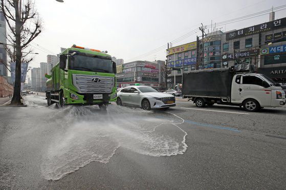 전국 대부분 지역에서 미세먼지 농도 '나쁨' 수준을 보인 15일 오전 광주 북구 운암동 한 도로에서 북구청 환경과 기후변화대응팀 직원들이 미세먼지 절감을 위해 살수차로 물을 뿌리고 있다. 뉴스1