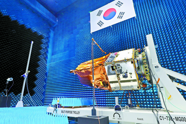 차세대 중형위성 1호는 발사 후 고도 497.8㎞ 궤도에서 약 2개월간의 초기운영 과정을 거쳐 올해 6월 이후부터 본격적인 정밀 지상 관측 영상을 제공할 예정이다. 사진은 전자파 환경 시험중인 차세대중형위성 1호. 사진 한국항공우주연구원