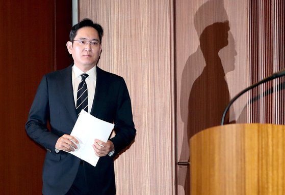 이재용 삼성전자 부회장이 지난해 5월 6일 서울 서초동 삼성사옥에서 경영권 승계 및 노동조합 문제 등과 관련해 ‘대국민 사과문’을 발표하기 위해 입장하고 있다. 장진영 기자