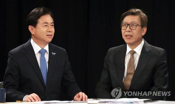 김영춘 민주당 부산시장 후보(왼쪽)와 박형준 국민의힘 부산시장 후보가 지난 12일 부산 KBS에서 열린 방송토론회에서 토론하고 있다. [연합뉴스]