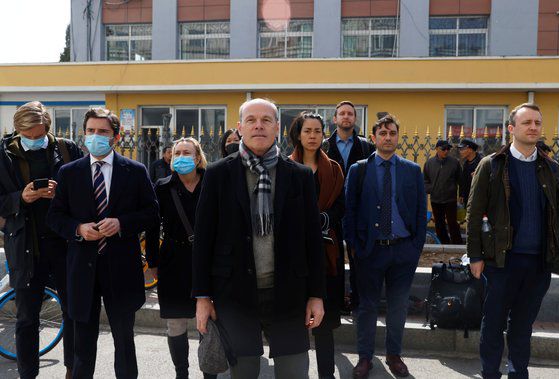 캐나다와 미국 및 호주 등 서방 국가의 외교관들이 스패버의 재판이 열리는 단둥 법원 앞에서 시위 성격으로 서있다. 로이터=연합뉴스