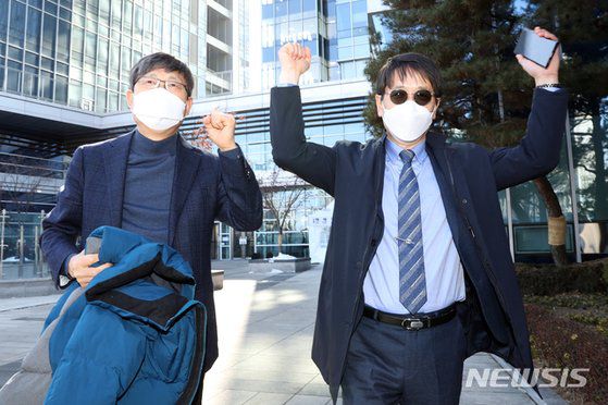 김재윤(왼쪽) 세화고등학교 교장과 교진영 배재고등학교 교장이 지난달 18일 서울 서초구 서울행정법원에서 열린 자율형 사립고등학교 지정 취소처분 취소 청구 소송에서 승소 후 기뻐하고 있다. 뉴시스