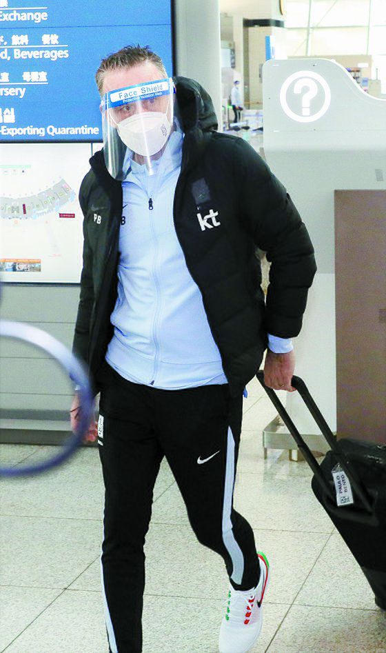 마스크 위에 페이스 가드를 덧쓴 채 인천공항 출국장을 나서는 파울루 벤투 감독. [뉴스1]