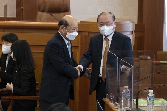 임성근 전 부산고법 부장판사의 탄핵 심판 변론 준비기일인 24일 오후 헌법재판소 소재판정에서 탄핵을 소추한 국회 측 대리인인 송두환 전 헌법재판관(왼쪽)이 임 전 부장판사의 대리인인 이동흡 전 헌법재판관이 악수를 나누고 있다. 사진공동취재단