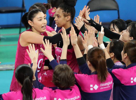 김연경(왼쪽)이 PO 3차전 승리로 챔피언결정전 진출을 확정한 뒤 동료들과 기쁨을 나누고 있다. [뉴스1]