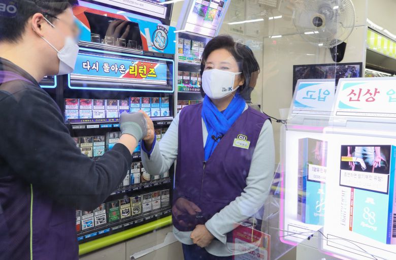 더불어민주당 박영선 서울시장 후보가 서울 마포구 한 편의점에서 아르바이트생과 인사를 나누고 있다. 국회사진기자단