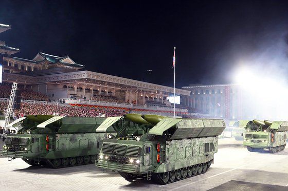 북한 노동당 기관지 노동신문이 지난해 10월 10일 당 창건 75주년을 맞아 진행된 열병식 소식을 1~11면에 걸쳐 보도한 모습. [뉴스1, 노동신문]