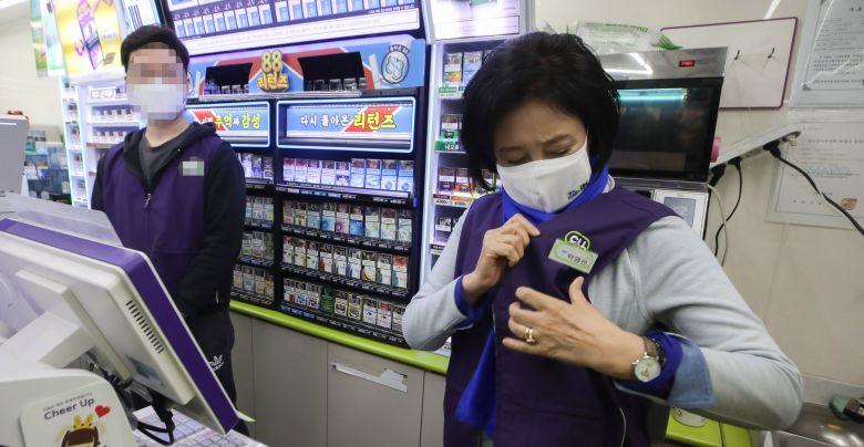 박영선 더불어민주당 서울시장 후보가 공식 선거 운동이 시작된 25일 새벽 서울 마포구 한 편의점에서 아르바이트를 하기 전 유니폼을 입고 있다. 국회사진기자단