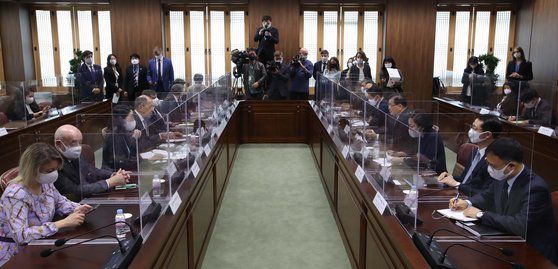 25일 서울 도렴동 외교부 청사에서 진행된 한러 외교장관 회담. [연합뉴스]