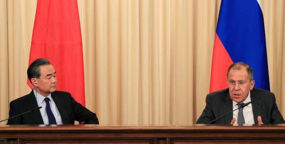 중국과 러시아는 북한 비핵화를 위해선 한미연합군사훈련도 함께 중단돼야 한다는 '쌍중단'에 뜻을 모은 상태다. 이같은 러시아의 입장은 25일 한러 외교장관 회담에서도 반복됐다. 사진은 2018년 4월 왕이(왼쪽) 중국 외교부장과 세르게이 라브로프 러시아 외무장관 간 회담. [연합뉴스]