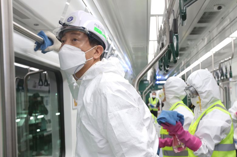 오세훈 국민의힘 서울시장 후보가 25일 새벽 서울 성동구 군자차량사업소를 찾아 코로나19 확산 방지를 위해 전동차 방역을 하고 있다. 국회사진기자단