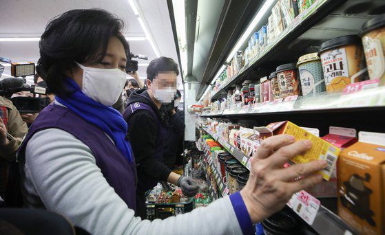 4ㆍ7 재보궐 선거운동 첫날인 25일 자정께 첫 선거운동으로 편의점 야간 아르바이트에 나선 박영선 더불어민주당 서울시장 후보가 서울 마포구 홍대 앞 한 편의점에서 상품을 정리하고 있다. 연합뉴스