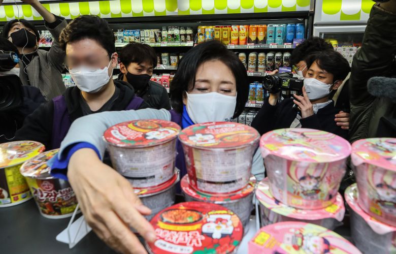 4ㆍ7 재보궐 선거운동 첫날인 25일 자정께 첫 선거운동으로 편의점 야간 아르바이트에 나선 더불어민주당 박영선 서울시장 후보가 서울 마포구 한 편의점에서 컵라면을 정리하고 있다. 국회사진기자단