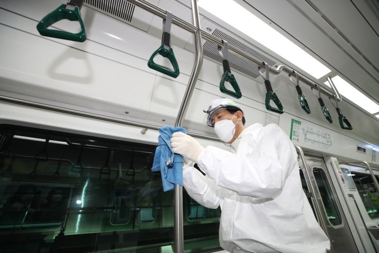 오세훈 국민의힘 서울시장 후보가 4.7 재보궐선거 공식 선거운동 시작일인 25일 새벽 서울 성동구 서울메트로 군자차량기지에서 전동차 손잡이를 수건으로 닦고 있다. 국회사진기자단