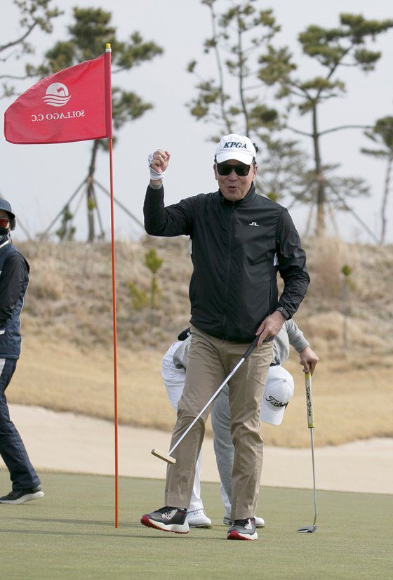 평소 70대 초반을 치는 구자철 회장은 강풍 속 공식대회에서 96타를 쳤다. [사진 KPGA]