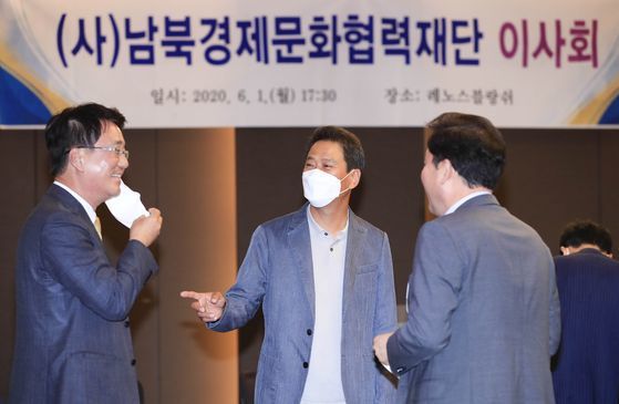 지난해 6월 서울 성동구 남북경제문화협력재단에서 열린 9기 이사회 1차 회의에 앞서 재단 이사인 임종석 전 청와대 비서실장이 참석자들과 대화하는 모습. [뉴시스]