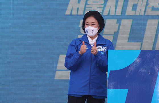 4ㆍ7 재보궐 선거운동 첫날인 25일 서울 구로구 구로디지털단지 지플러스타워 앞에서 박영선 민주당 서울시장 후보가 유세 출정식에 참석해 지지자들의 연호에 답하고 있다. 오종택 기자