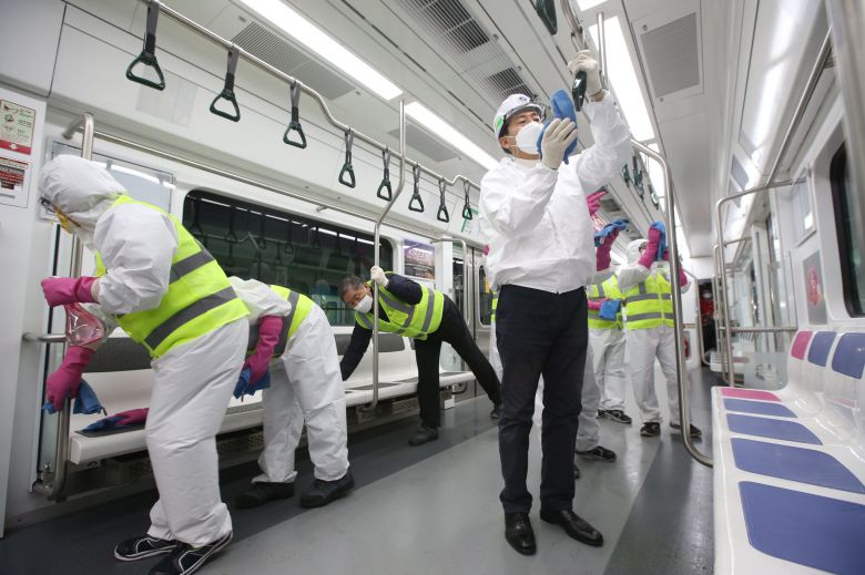 오세훈 국민의힘 서울시장 후보가 25일 새벽 서울 성동구 군자차량사업소에서 전동차 방역을 하고 있다. 국회사진기자단=