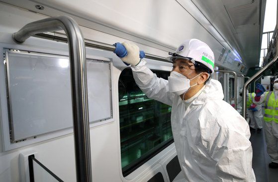 오세훈 국민의힘 서울시장 후보가 4·7 재보궐선거 공식 선거운동 첫날인 25일 새벽 서울 성동구 서울메트로 군자 차량기지를 방문해 차량 방역을 하고 있다. 뉴스1