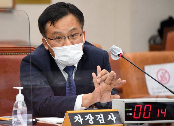 조남관 대검찰청 차장검사가 지난해 10얼 22일 오후 국회 법제사법위원회 대검찰청 국정감사에서 질의에 답하고 있다. 오종택 기자