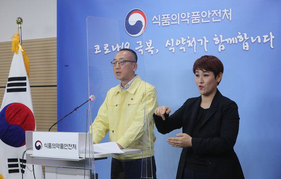 김상봉 식품의약품안전처 바이오생약국장이 국장이 충북 청주시 질병관리청 브리핑실에서 셀트리온 신종 코로나바이러스 감염증(코로나19) 치료제 검증 자문단 회의 결과를 발표하고 있다. [뉴스1]