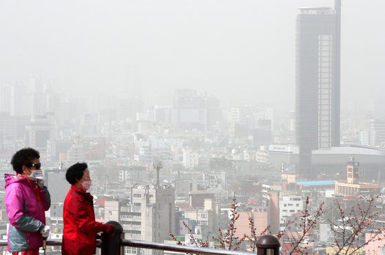 29일 오전 대전 동구 대동하늘공원에서 바라본 대전시내가 뿌옇게 보이고 있다. 뉴스1