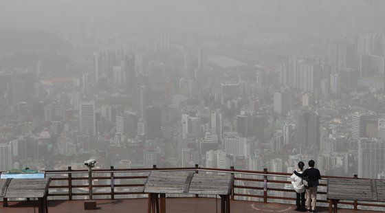 미세먼지 경보가 내려진 29일 낮 부산 남구 황령산 전망대에서 바라본 해운대 일대 시가지. 송봉근 기자