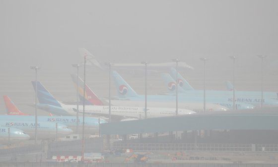 올해 최악의 황사가 한반도를 강타한 29일 영종도 인천국제공항이 온통 희뿌옇게 보인다. 연합뉴스