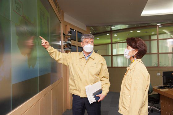 한정애 환경부 장관(오른쪽)이 29일 서울 동작구 기상청을 방문해 박광석 기상청장으로부터 황사 발원 및 국내 영향 시점, 황사 농도 등 황사 발생 상황 전반에 대해 설명을 듣고있다. 환경부=연합뉴스