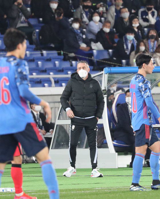 25일 한·일전을 답답한 표정으로 지켜보는 파울루 벤투 축구대표팀 감독. [연합뉴스]