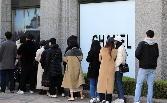 30일 서울 시내의 한 백화점 명품관에 영업시간 전부터 입장을 기다리는 시민들이 줄을 서고 있는 모습. 뉴스1