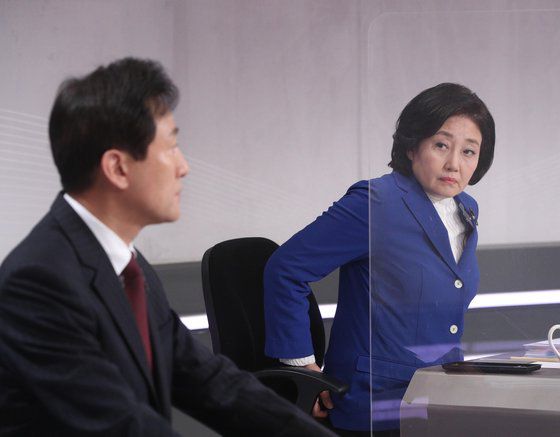 박영선 더불어민주당 후보(오른쪽)와 오세훈 국민의힘 후보가 30일 오후 서울 여의도 KBS에서 열린 서울시장 보궐선거 후보자 초청 토론회에서 토론을 준비하고 있다. 오종택 기자