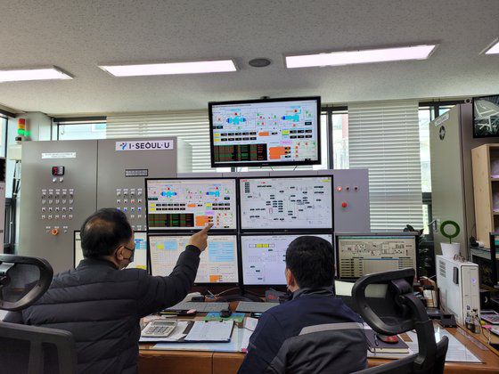 서울 상암동 수소충전소에선 수소를 직접 생산해 판매하고 있다. 안전관리 담당자들이 수소 생산현황을 점검하고 있다. 김현예 기자