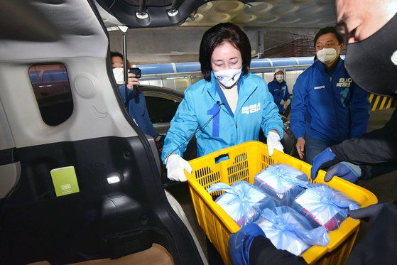 박영선 더불어민주당 서울시장 후보가 1일 오전 서울 은평구 증산로 사회적기업 (유)다솜도시락에서 결식이웃 지원 사업에 참여해 도시락 운반을 하고 있다. 오종택 기자