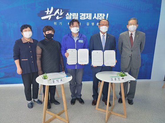 [이미지 2] (왼쪽부터)김명나 부산광역시 주민자치회 사무차장, 홍순미 부산광역시 주민자치회여성회의 상임회장, 홍익표 정책위의장, 김용민 부산광역시 주민자치회 대표회장, 전상하 부산광역시 주민자치회 상임이사