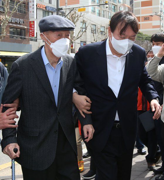 윤석열 전 검찰총장이 2일 오전 서울 서대문구 남가좌1동 주민센터에 차려진 2021 재·보궐선거 사전투표소에 부친 윤기중 연세대 명예교수를 부축하며 들어서고 있다. 임현동 기자