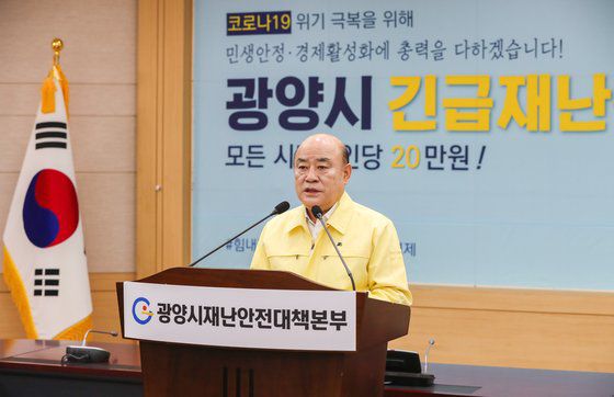 자신의 토지를 도로 용지 수용 전 아들에게 증여해 논란을 빚고 민주당에서 제명된 정현복 광양시장. 연합뉴스