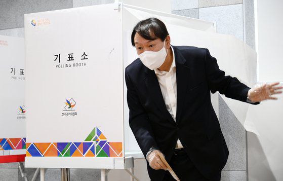윤석열 전 검찰총장이 2일 오전 서울 서대문구 남가좌1동 주민센터에 차려진 2021 재·보궐선거 사전투표소에서에서 기표를 마친 뒤 투표함으로 향하고 있다. 임현동 기자