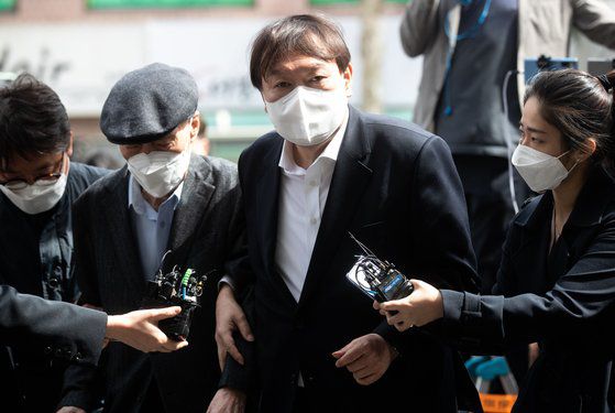 윤석열 전 검찰총장이 부친 윤기중 연세대 명예교수(왼쪽 두 번째)와 함께 2일 오전 서울 서대문구 남가좌1동 주민센터에 차려진 2021 재·보궐선거 사전투표소에 들어서고 있다. 임현동 기자