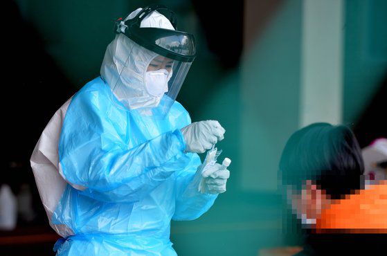 지난해 12월 30일 오후 대전의 한 중학교에 마련된 코로나19 임시 선별진료소에서 의료진들이 학생들을 검사하고 있다. [프리랜서 김성태]