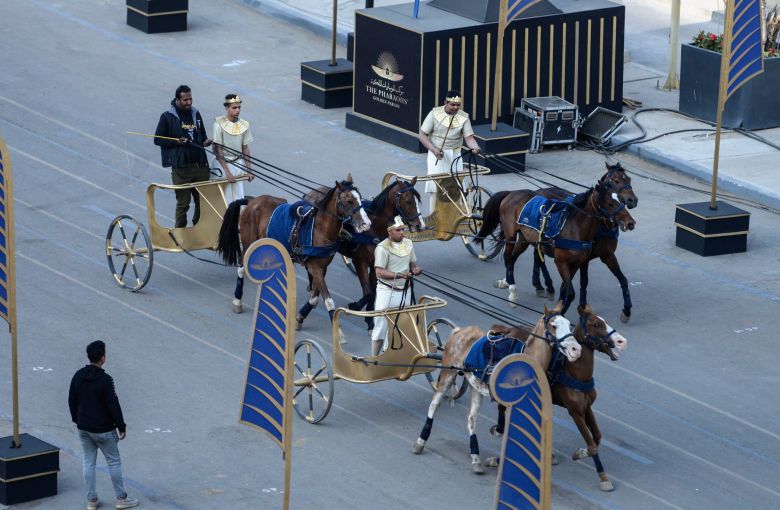 미라 이송 행사에 참가한 파라오 전차. EPA=연합뉴스