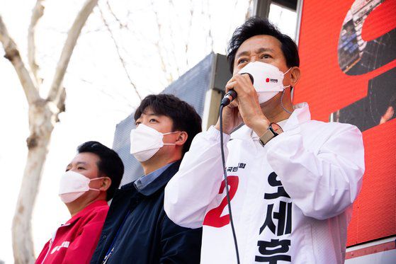 국민의힘 오세훈 서울시장 후보가 6일 오전 서울 노원구 상계백병원 앞 사거리에서 유세를 하고 있다. 오종택 기자