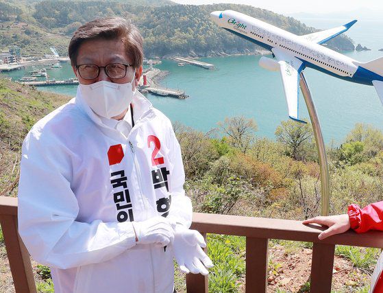 국민의힘 박형준 부산시장 후보가 6일 오후 부산 강서구 가덕도동 대항전망대를 찾아 가덕도 신공항 예정부지를 둘러보고 있다. 연합뉴스