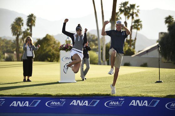 타바타나킷과 PGA 투어 선수 출신 코치 겸 캐디가 호수로 뛰어들고 있다. [USA투데이=연합뉴스]