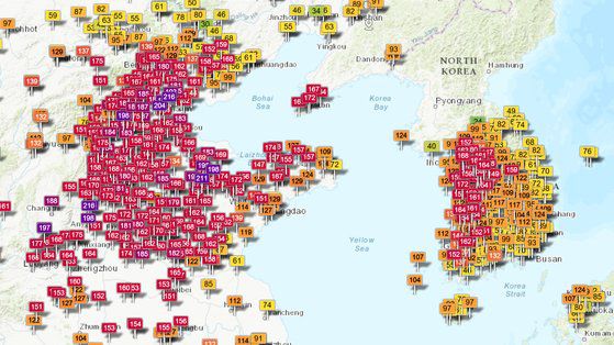 7일 오전 한반도 주변 대기질 오염지수. 서풍을 타고 국외오염물질이 7일 새벽부터 경기만 인근으로 유입됐다. 자료 AQICN