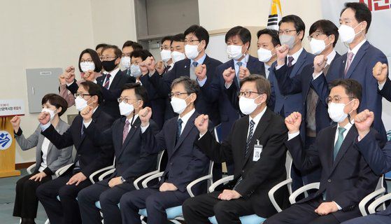 박형준 부산시장이 8일 오전 연제구 부산시청 대회의실에서 온라인 취임식을 마친 뒤 시 간부들과 기념 촬영을 하고 있다. 송봉근 기자